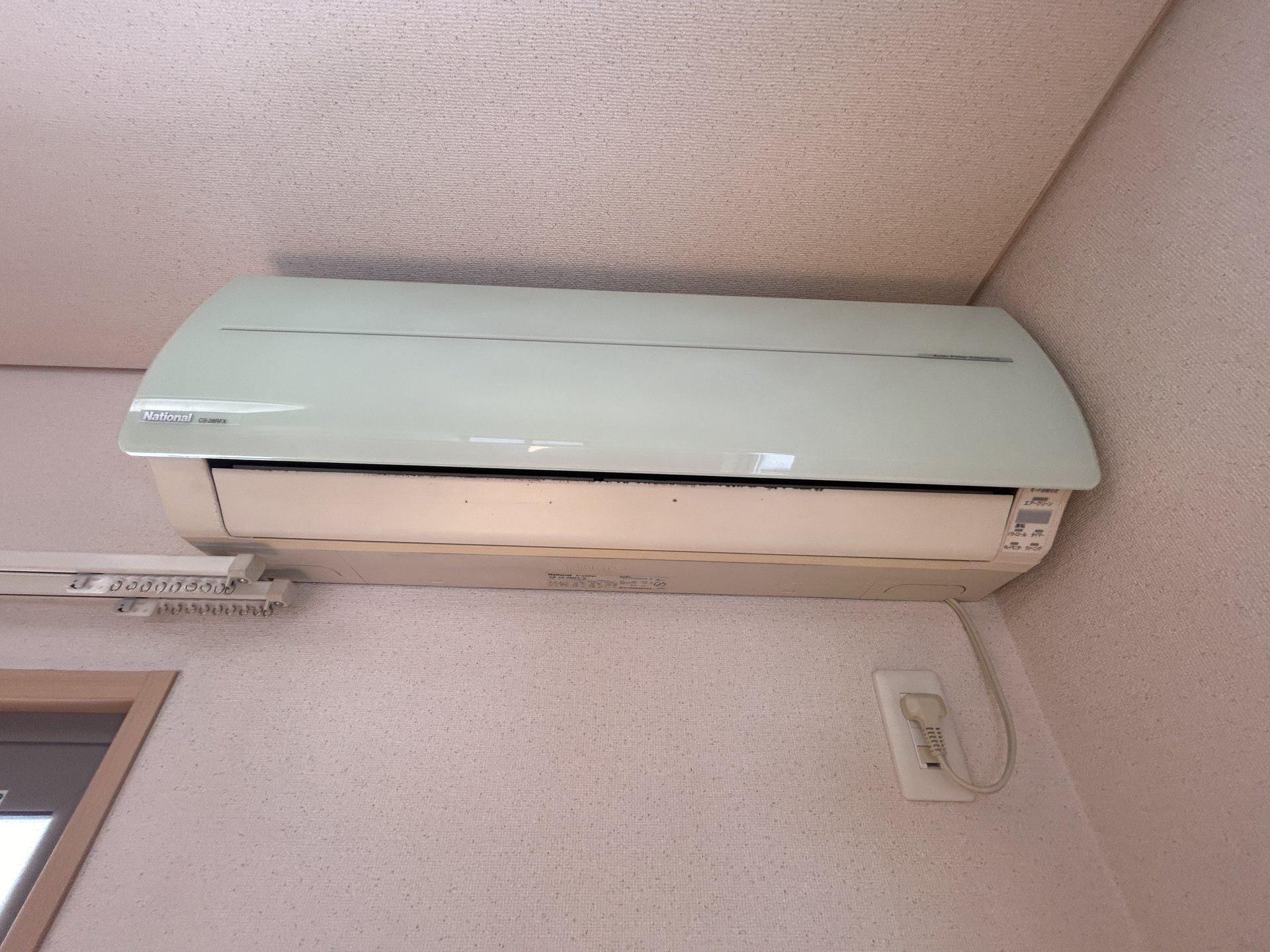 【現況販売】2階北東側12帖洋室のエアコンです。