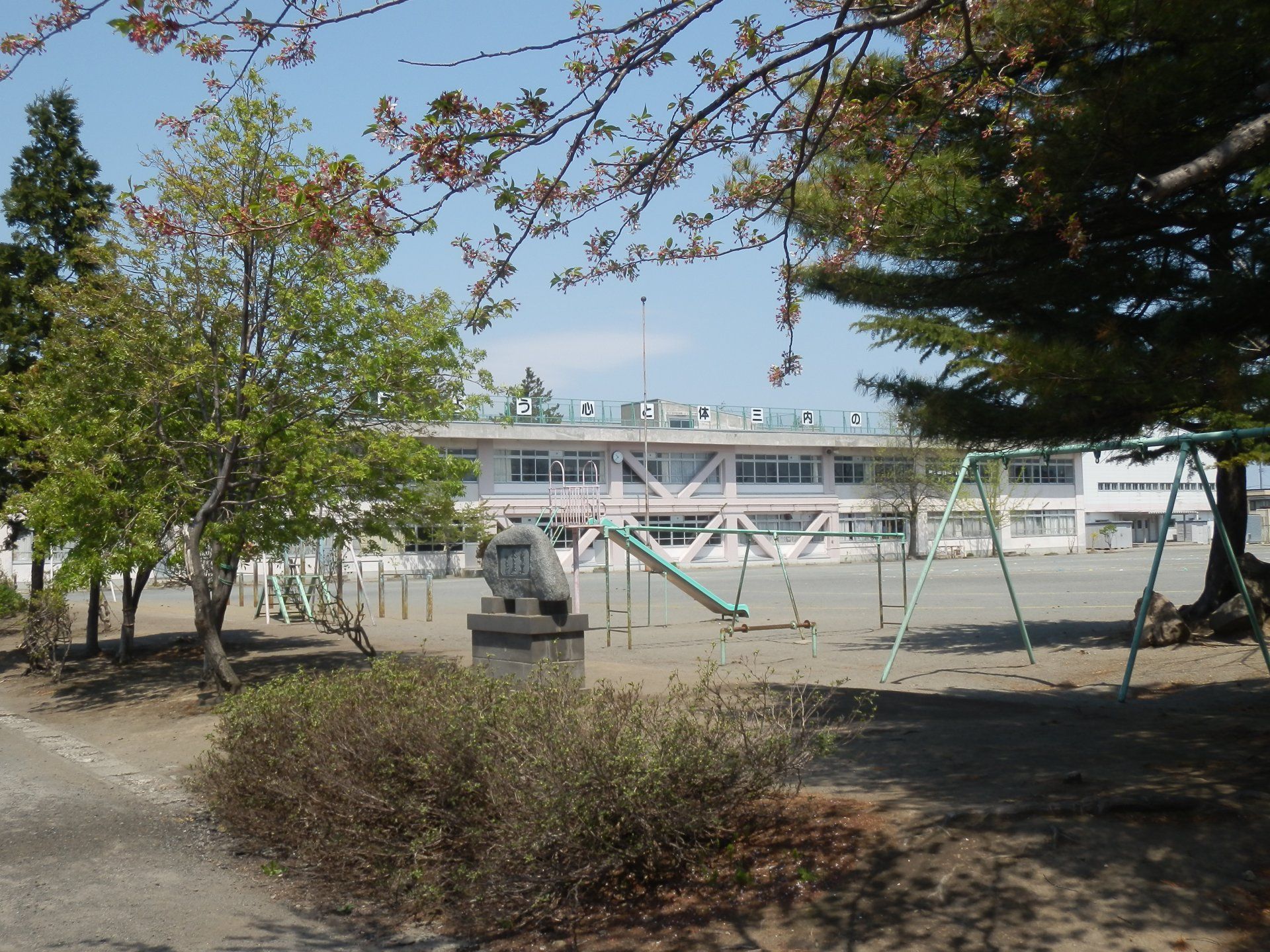 三内小学校まで徒歩7分(500m)です。お子様の通学にも安心の距離ですね。