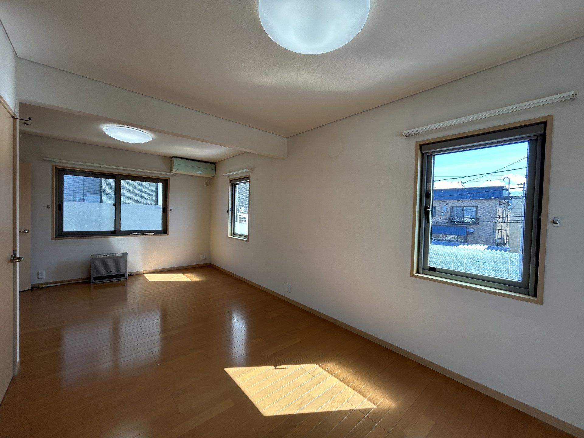 【現況販売】2階北東側12帖洋室別角度です。三面彩光の明るいお部屋になっています。エアコンが付いているのは嬉しいですね。