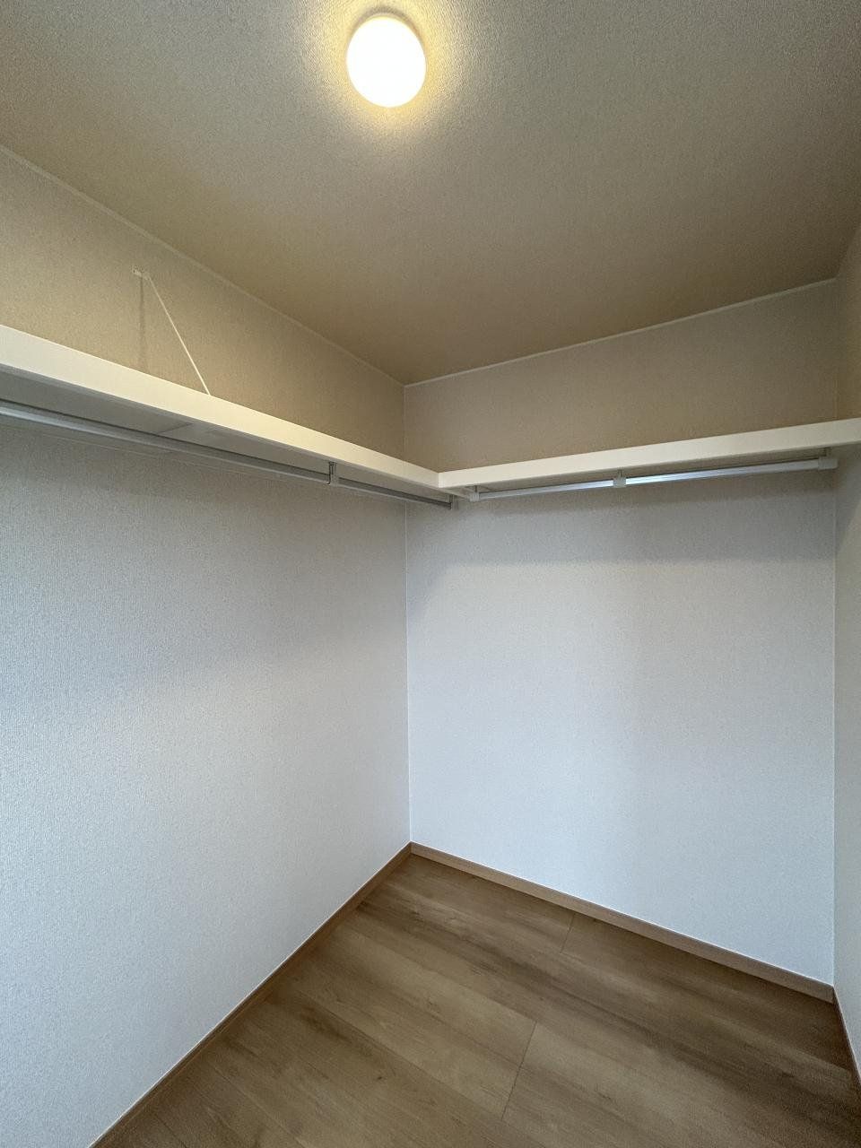 2階南東側洋室8帖のウォークインクローゼットです。たくさん服をかけられて便利ですね。