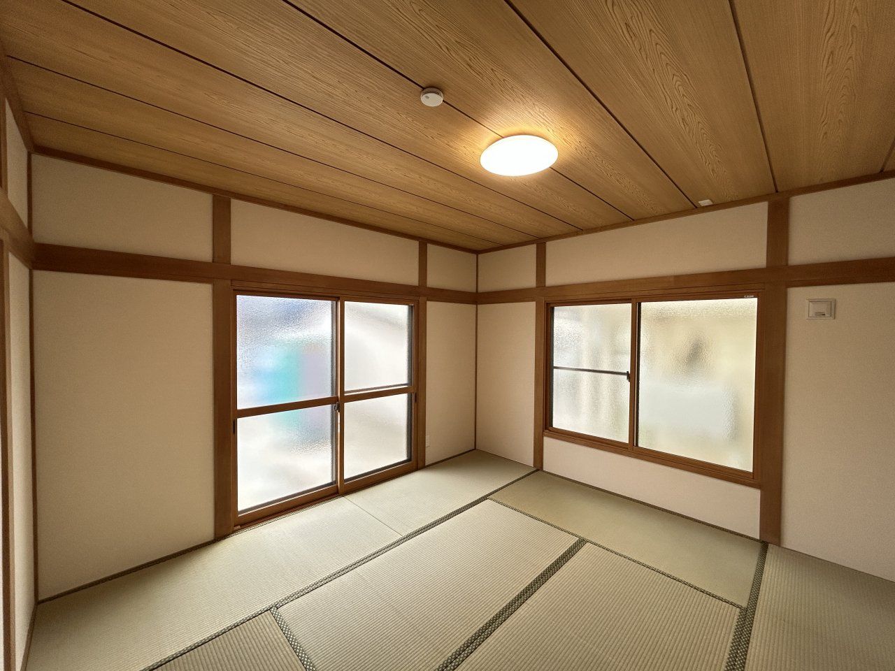 1階8畳和室です。畳は表替え、壁・天井はクロスを張り替えを行いました。照明も新品に交換しました。
