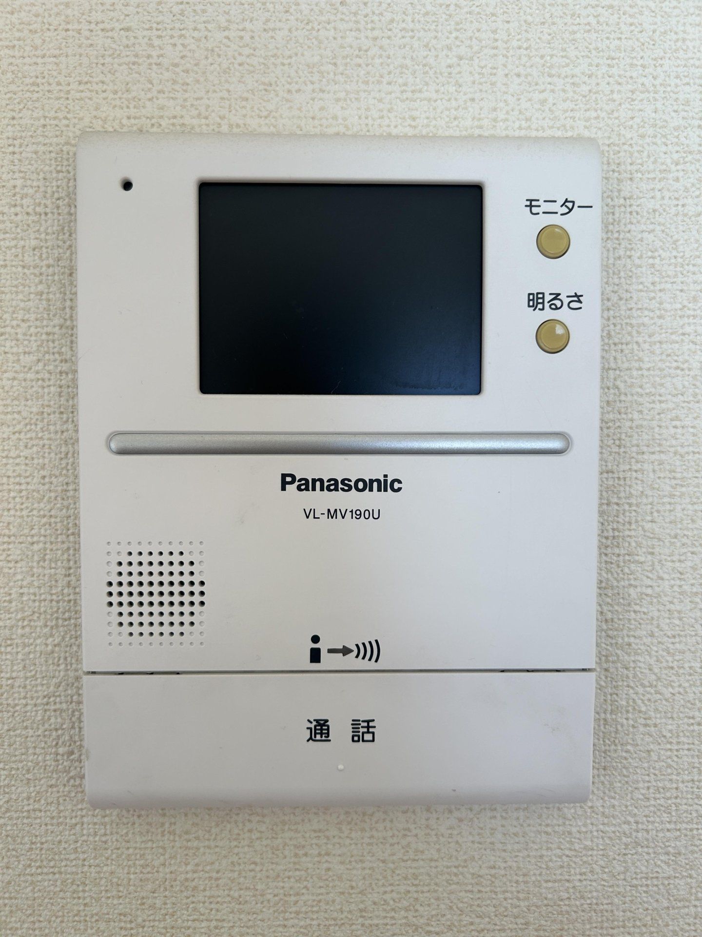 【現況販売】ドアホンです。リビングに設置のモニターで玄関にいらしたお客様を確認してから応対できます。留守中の来客も記録できるので防犯面でも安心ですね。