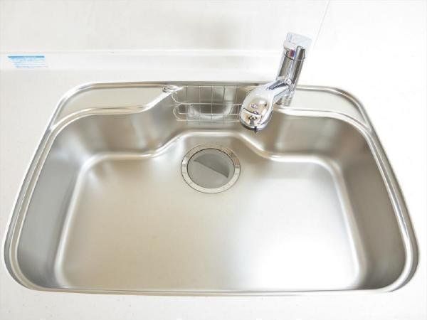 キッチンのシンクはサビにくく熱に強いステンレス製です。キッチンの水栓金具はノズルが伸びてシンクのお手入れもラクラクです。水栓本体には浄水機能が内蔵されていて、おいしいお水をつくります。