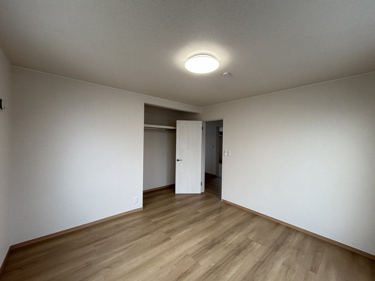 2階南西側洋室8帖別角度です。建具は永大産業製の新品に交換しました。