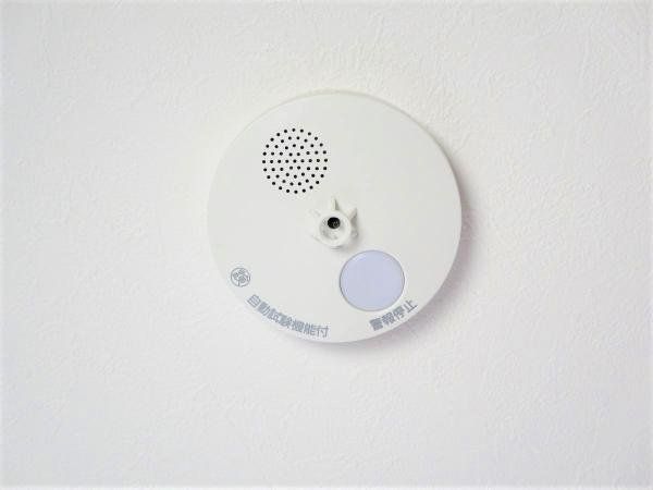 全居室に火災警報器を新設しました。キッチンには熱感知式、その他のお部屋や階段には煙感知式を設置しています。万が一の火災も大事に至らないように、備えが重要です。電池寿命約10年です。