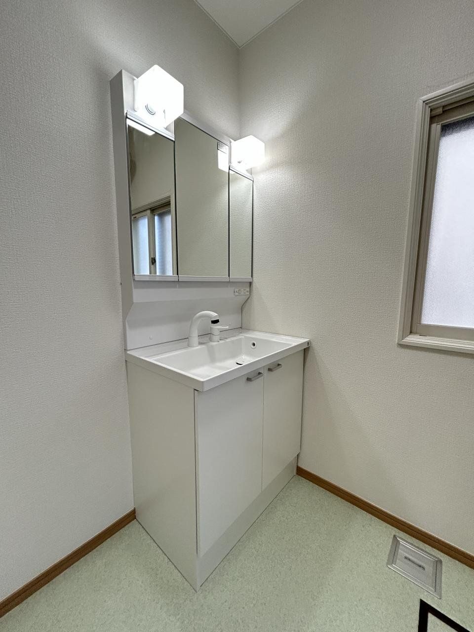 洗面化粧台はハウステック製の新品に交換しました。洗面ボウルは洗顔・洗髪はもちろん、つけ置き洗いにも使えます。照明はLEDライトです。