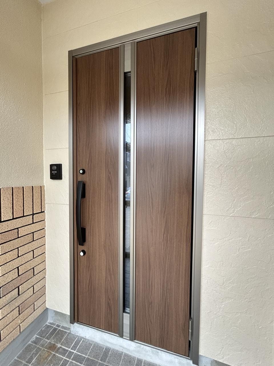 玄関ドアは新品に交換しました。おうちの顔となる部分なので新しいものだとうれしいですね。