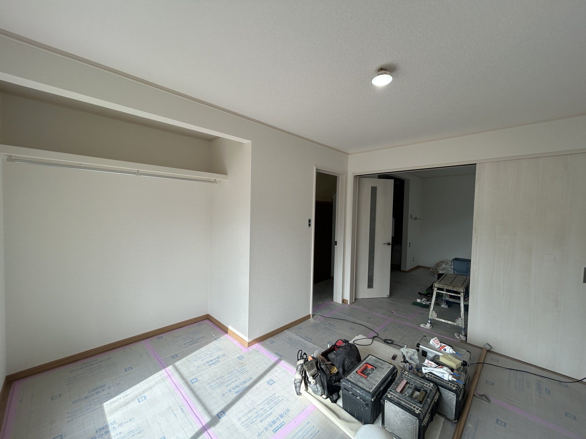 【リフォーム中】1階6帖洋室の別角度です。LDKと続き間になるので、繋げて使うこともできます。