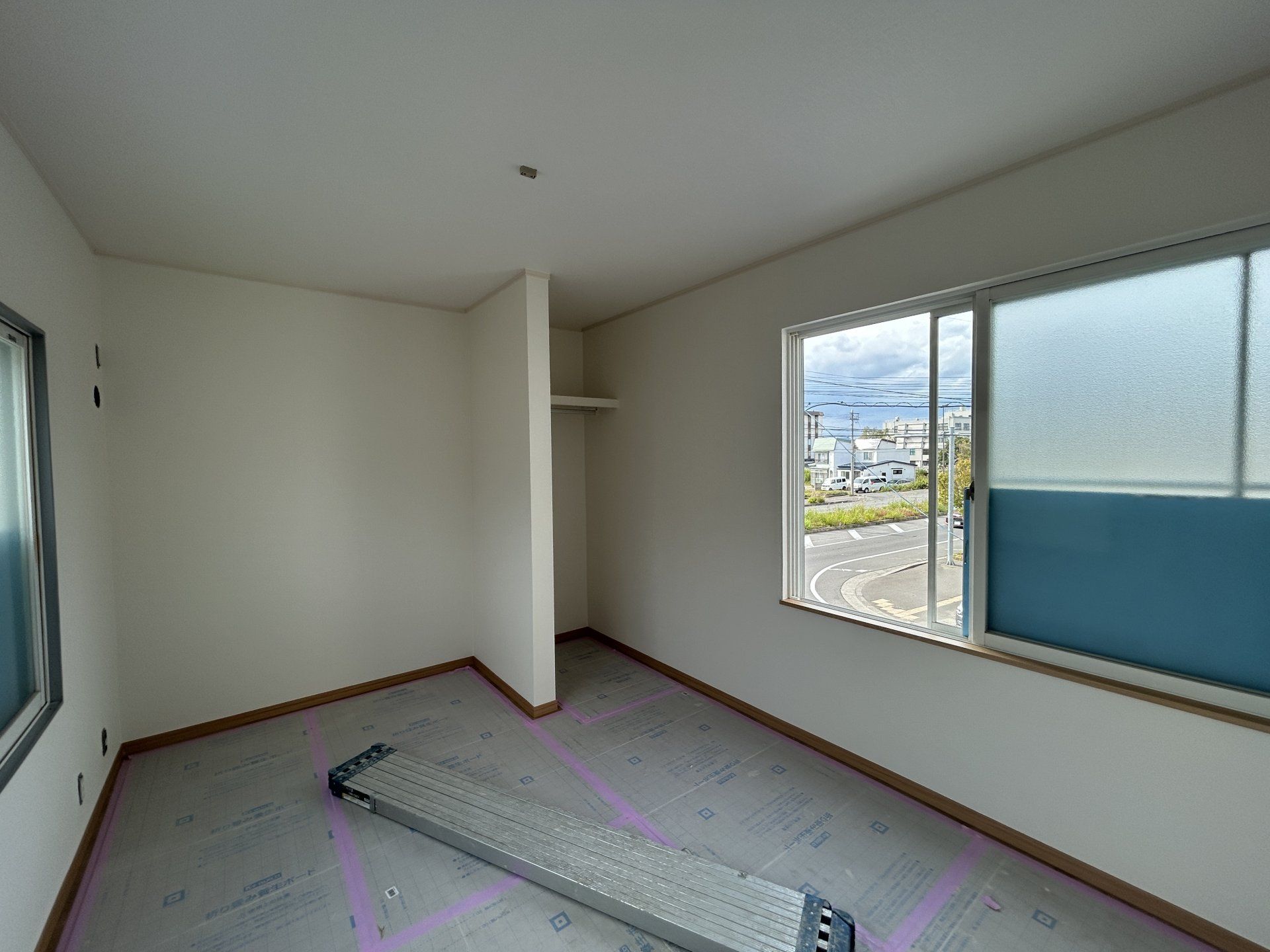 【リフォーム中】2階5.5帖洋室です。床はフローリング張り替え、壁や天井はクロスを貼り替え、ドアは交換を行います。