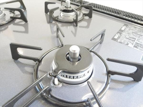 キッチンは3口コンロで同時調理が可能。大きなお鍋を置いても困らない広さです。お手入れ簡単なコンロなのでうっかり吹きこぼしてもお掃除ラクラクです。