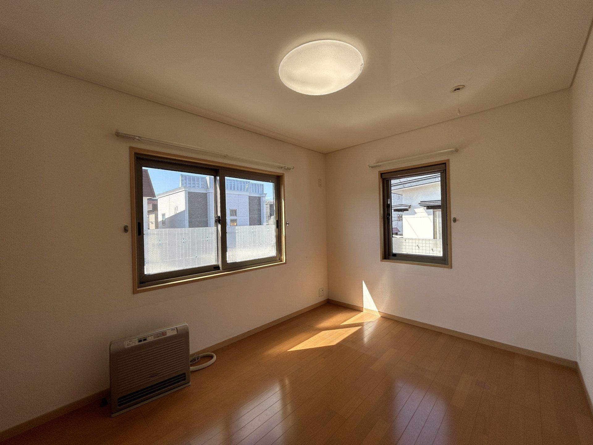 【現況販売】2階西側6帖洋室です。二面彩光の明るいお部屋ですね。