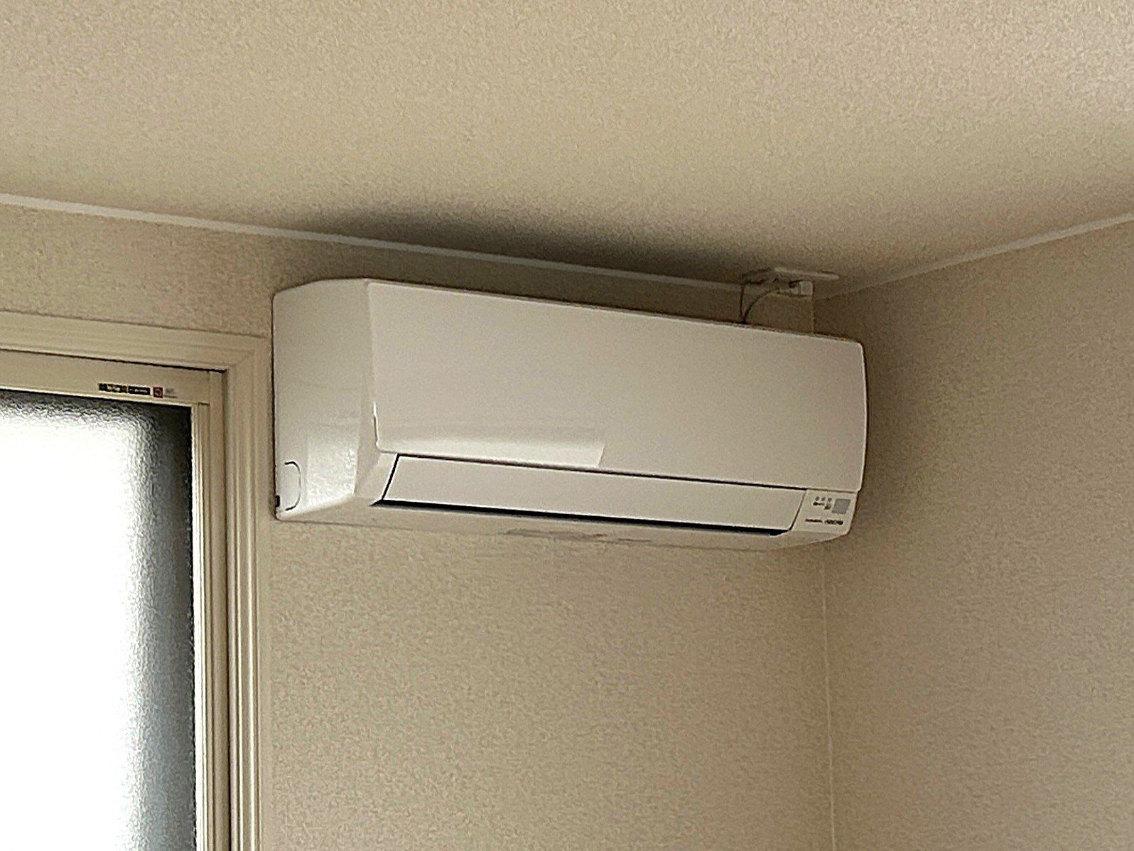 2階南側8帖洋室にエアコンを1台設置済みです。初めから付いていると、お引っ越しの時から使えて便利ですね。