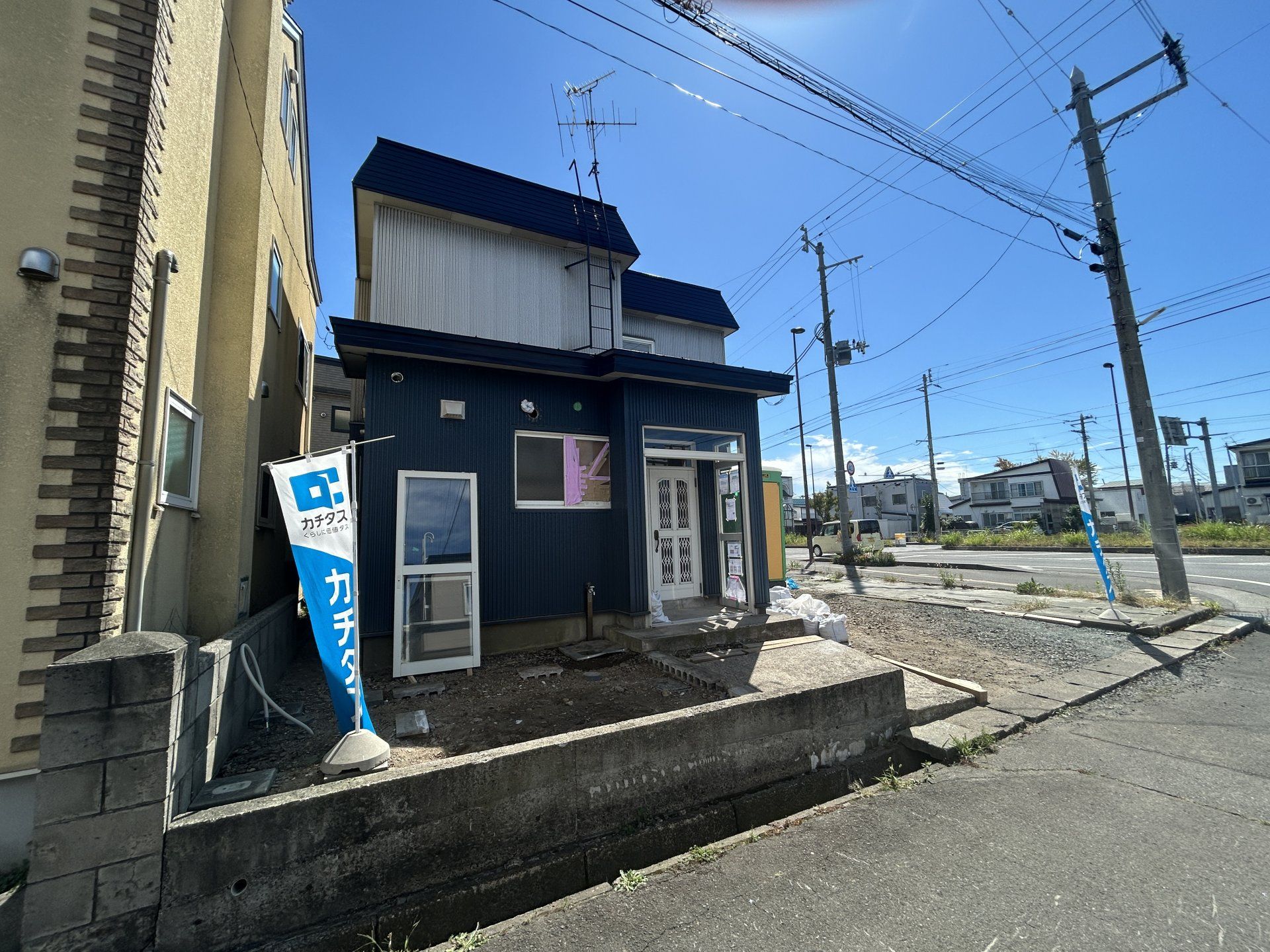 【リフォーム中】外観別角度です。外壁はクリーニング、屋根は塗装を行います。