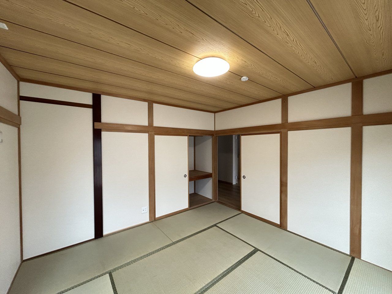 1階8畳和室別角度です。客間やお子様の遊び場など多目的に活用でき便利ですね。