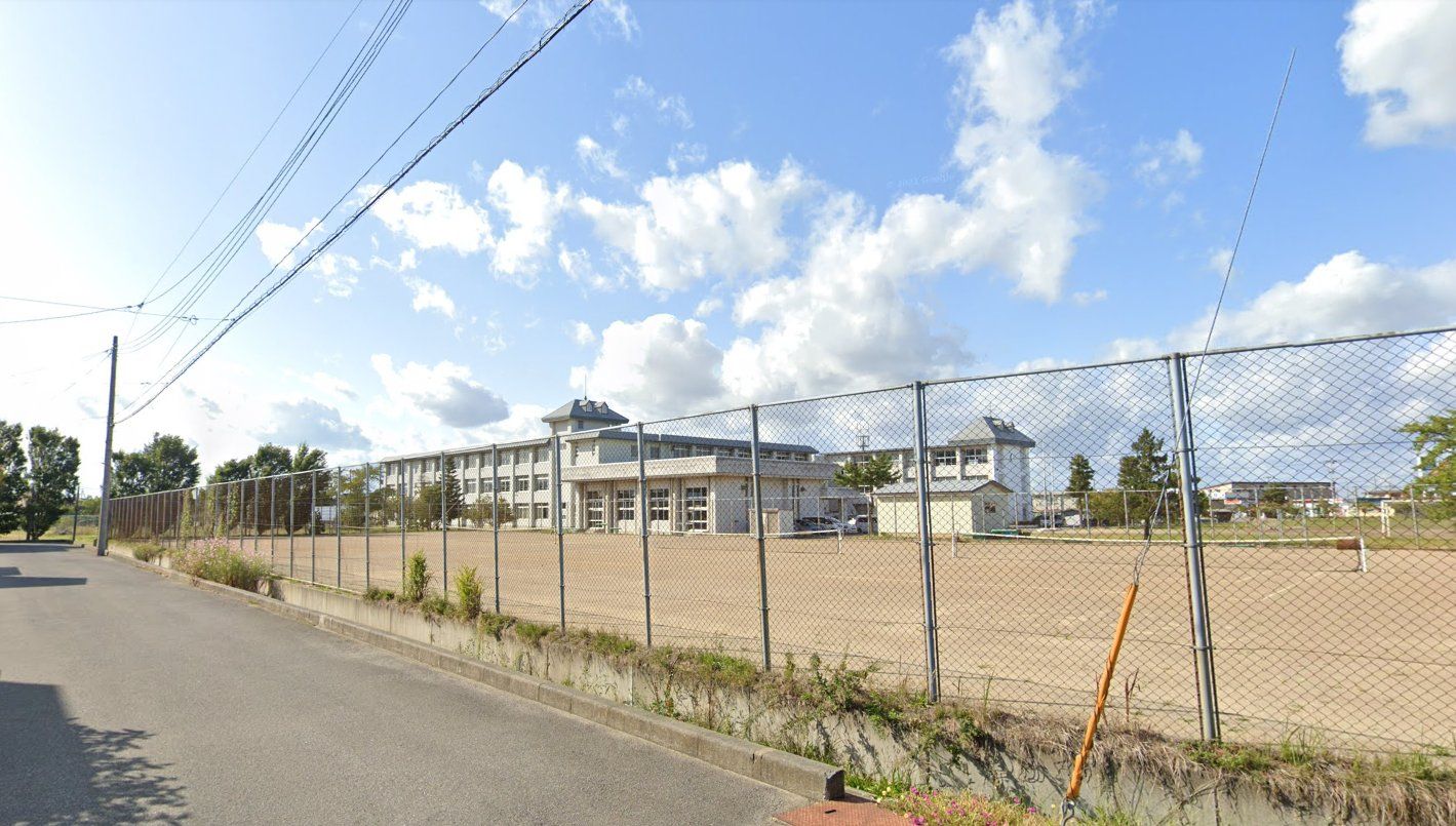 第三中学校まで徒歩9分(700m)です。お友達との通学の時間も楽しめますね。