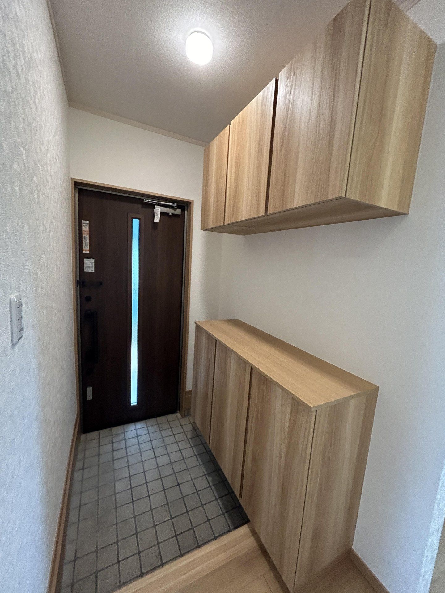 玄関内観です。新しいシューズボックスを設置しました。