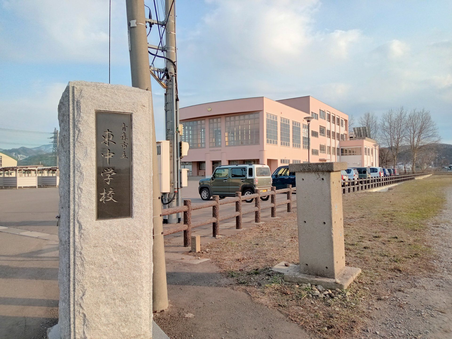 東中学校まで徒歩18分(1300m)です。お子様の通学にも安心の距離ですね。