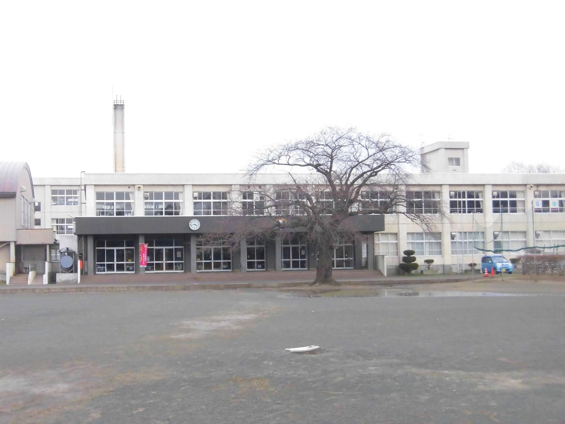 原別小学校まで徒歩9分(700m)です。お友達との通学の時間も楽しめますね。